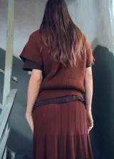 Jersey de punto color marrón chocolate, con cuello perkins y manga corta. Presenta un diseño de corte relajado y tejido de punto medio.