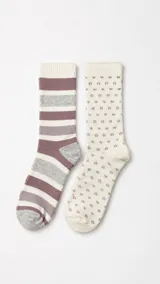 Pack de dos pares de medias de caña media. Un par presenta un diseño de rayas horizontales en tonos bordó, gris y crema, mientras que el otro par es de color crema con un estampado de pequeñas estrellas en tonos bordó y gris.