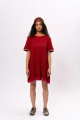 Vestido corto tipo remerón de manga corta, color rojo con cuello y puños en marrón y ruedo en fucsia.