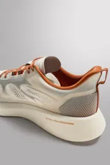 Zapatillas de running Zara Athleticz color crudo con detalles en marrón y gris. Capellada de tejido de punto transpirable, suela de TPU con tecnología Brightfoam, plantilla OrthoLite® extraíble y refuerzos Shield Protect Max en puntera y talón.