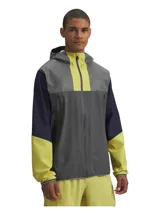 Campera impermeable para running con capucha y cierre frontal. Presenta un diseño color block en tonos gris, amarillo neón y azul marino, con bolsillos laterales con cierre y detalles reflectantes.