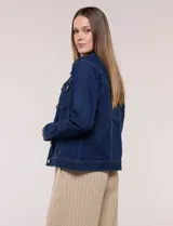 Campera de jean blanca de corte clásico, con cuello solapa, cierre frontal de botones metálicos y bolsillos aplicados con solapa en el pecho.