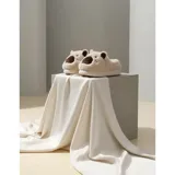 Pantuflas cerradas de peluche color beige con diseño de capibara, orejas marrones y suela antideslizante.
