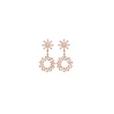 Caravanas de acero con baño dorado, compuestas por un dije superior en forma de flor y un dije inferior circular, ambos engastados con cristales de zirconia en corte baguette.