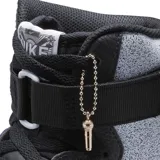 Championes Nike Air Force 1 High 07, con diseño de caña alta, cuerpo en cuero negro y paneles laterales con textura moteada en gris. Presenta el logo Swoosh en blanco, correa ajustable en el tobillo y suela de goma con efecto envejecido.