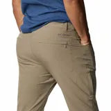 Pantalon de trekking Columbia color arena, con tecnologia de proteccion solar Omni-Shade y repelencia a la humedad Omni-Shield. Diseno de corte recto con tejido elastizado en cuatro direcciones.