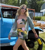 Short de lycra estampado con hojas y flores en tonos verde, amarillo, rosa y negro.