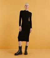 Vestido midi negro de tejido de punto acanalado con cuello alto y manga larga. Diseño ajustado al cuerpo.