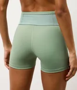 Short deportivo de tiro alto confeccionado en microfibra elástica color verde. Presenta un diseño anatómico con cintura ancha y ajuste cómodo, ideal para actividades físicas.