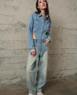 Jean wide leg de tiro medio, con corte relajado y acabado en tono azul claro lavado.