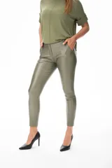 Pantalón chupín engomado color verde oliva, tiro medio, con bolsillos delanteros funcionales y falsos bolsillos traseros.