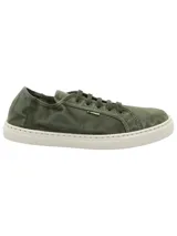 Sneaker de algodón orgánico color verde militar, con cordones al tono y suela de goma blanca.