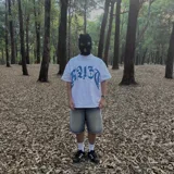 Remera blanca de algodón con estampado frontal de la palabra "SKY" en tipografía gótica color azul.