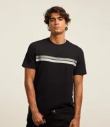Remera de algodón negra con cuello redondo, mangas cortas, corte regular y dos rayas horizontales en el pecho, una gris y otra blanca.