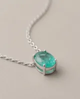 Collar de plata con cadena fina y dije ovalado con piedra natural turmalina en color verde.
