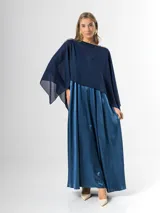 Capa azul marino confeccionada en gasa liviana, con corte holgado y escote tipo bote.