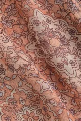 Pantalón globo rosado con estampado paisley, cintura elástica y bajos ajustados con elástico.