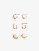 Set de tres pares de aros pequeños dorados con diferentes diseños geométricos.