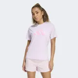 Remera deportiva Adidas de manga corta, color lila, con cuello redondo y logo de la marca estampado en el frente en tono rosado con diseño de líneas.