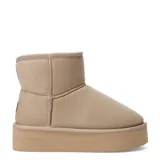 Botas de mujer tipo pantubota con plataforma, marca Miss Carol modelo Uma. Confeccionadas en material sintético de color tan, presentan un diseño de caña baja con costuras decorativas y suela de goma gruesa al tono.