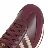Championes Adidas SL 72 RS inspirados en el modelo clásico de 1972, confeccionados en cuero color bordó con superposiciones de gamuza y las icónicas tres tiras en tono beige. Cuentan con mediasuela de EVA para mayor amortiguación y suela de caucho.