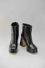 Botas de cuero color marrón con estampado croco, plataforma y taco cuadrado. Cierre lateral con cremallera.