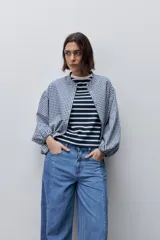 Jeans wide leg de tiro alto y pierna amplia, en lavado clásico, con bolsillos delanteros y traseros, cierre frontal con botón y presillas para cinturón.