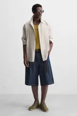 Zapatilla de cordones tipo alpargata color caqui, con capellada de piel serraje y suela de yute.