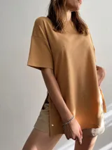 Remerón beige de tela ribb con corte oversized y tajos laterales.