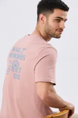 Remera Legacy de algodón color azul, de manga corta y cuello redondo, con pequeño bordado frontal en el pecho.