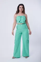 Pantalón verde de tiro alto con bolsillos laterales y corte palazzo.