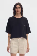 Remera cropped de algodón con efecto lavado, cuello redondo, mangas cortas y bordado "PASTICHE" en el pecho.