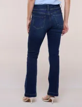 Jean elastizado de tiro alto y pierna semi-oxford, color azul, con diseño clásico de cinco bolsillos y dobladillo en el ruedo. Incluye un cinturón trenzado de cuerina marrón con hebilla metálica dorada.