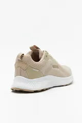 Zapatillas deportivas negras de tela transpirable con cordones a tono y suela blanca de 3cm de alto.