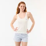 Pijama de dos piezas compuesto por una musculosa blanca de tirantes con escote redondo y pequeño bordado azul de cerezas en el pecho, y un short celeste y blanco a rayas con elástico en la cintura.