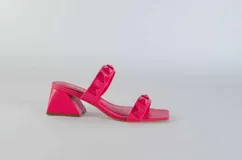 Sandalias rojas de tacón con dos tiras sobre el empeine adornadas con tachas piramidales. El tacón es ancho y de altura media.