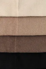 Pack de cinco pares de medias de punto fino en tonos neutros como negro, marrón y beige, con borde superior elástico.