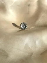 Caravana de resina color lila con strass plateado alrededor, de 1cm de diámetro. Se vende por unidad.