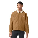 Campera Dickies modelo Duck Canvas Deck, color marrón, confeccionada en lona resistente con cuello de corderito sintético blanco y cierre frontal de botones.