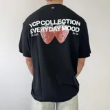 Remera negra de corte regular con estampa en la espalda de dos fresas y texto blanco que dice "VCP Collection Everyday Mood".