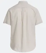 Camisa de hombre de manga corta color marrón, confeccionada en lino y algodón. Presenta cuello clásico, botonadura frontal, bolsillo en el pecho y mangas con botón para enrollar.