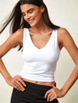 Musculosa negra de tirantes anchos con pronunciado escote en V tanto en la parte delantera como en la espalda, de corte ajustado y diseño liso.