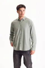 Camisa de lino de manga larga, color beige, con cuello clásico y cierre frontal de botones.