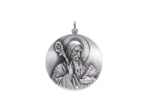 Dije redondo de alpaca con la imagen de San Benito.