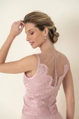 Vestido midi de tul y encaje bordado color rosa pastel, con cintura fajada drapeada y falda con volados.