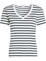 Remera de manga corta ajustada al cuerpo, con estampado de rayas horizontales azules y blancas. Posee cuello en V con ribete blanco liso y un pequeño logo bordado en el pecho.