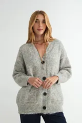 Cardigan de tejido de punto con textura jaspeada en tonos pasteles, escote en V, cierre frontal con botones oscuros y bolsillos delanteros.
