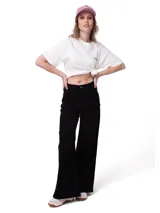Pantalón de jean estilo wide leg color negro, con diseño de cinco bolsillos, cierre de cremallera y botón metálico.