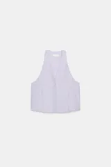 Chaleco color lila confeccionado en hilatura con lino, con escote en pico, manga sisa y bajo acabado tipo evasé. Cierre frontal con botones a tono.