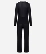 Conjunto de pijama largo compuesto por una blusa de manga larga con escote en V y un pantalón de corte recto con cintura elástica. Confeccionado en tejido flame de viscosa y elastano, ofreciendo una caída suave y cómoda.